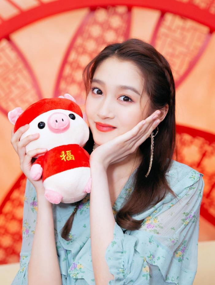 为什么关晓彤是女神？只因选对了发型，直发卷发编发都好看！