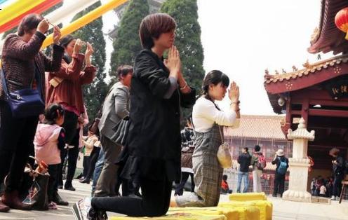 为什么初一和十五要上香？上香时辰的忌讳千万别犯，否则大事不妙