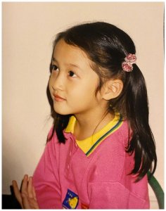 ​从小美到大！关晓彤晒童年照 扎双马尾侧颜精致可爱