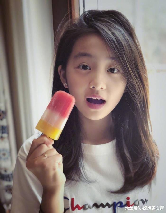 12岁的黄磊女儿化“贵妇妆”, 头发还染色, 网友: 确定成年了?