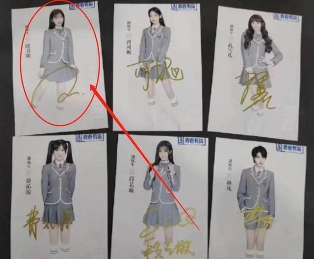 女星“签名照”，鞠婧祎好看，虞书欣有个性看到Lisa：少女心爆