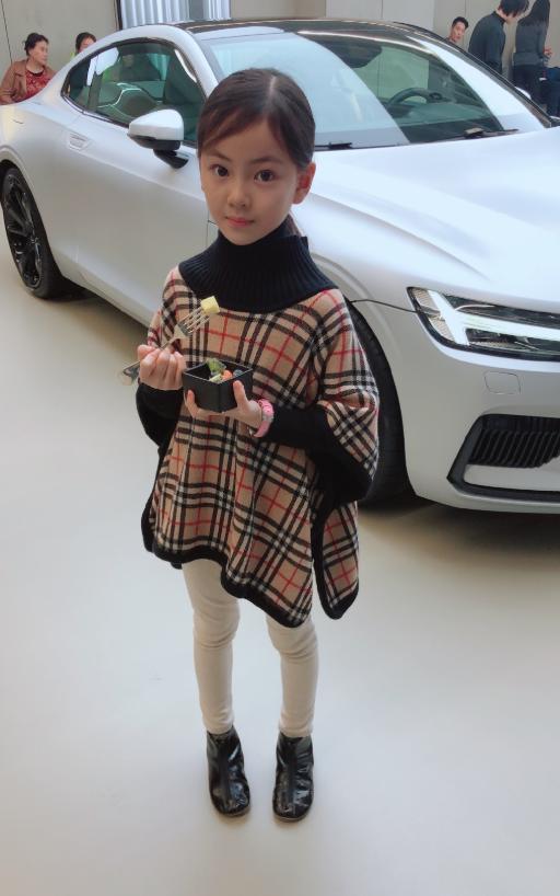 她是杨幂旗下最小的艺人，年仅7岁小巧可爱，五官精致不输热巴