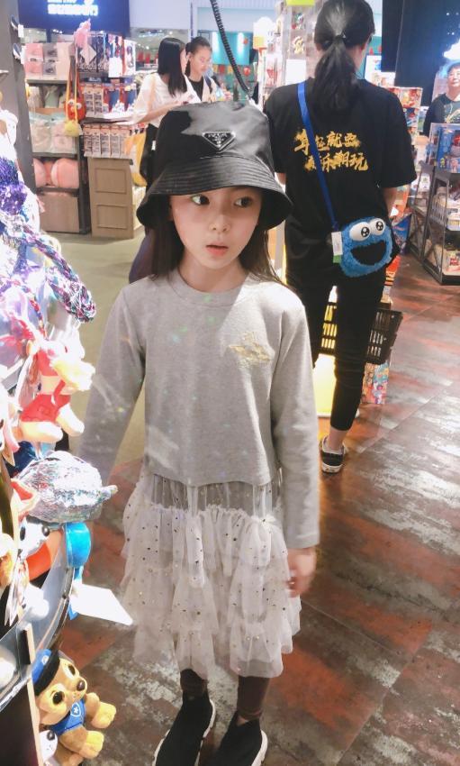 她是杨幂旗下最小的艺人，年仅7岁小巧可爱，五官精致不输热巴