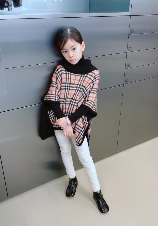 她是杨幂旗下最小的艺人，年仅7岁小巧可爱，五官精致不输热巴