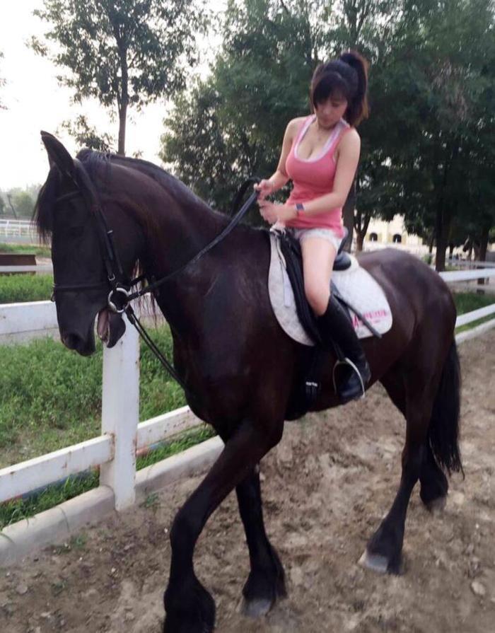 台球界最美裁判，曾双腿夹碎核桃！网友：这点潘晓婷比不上她