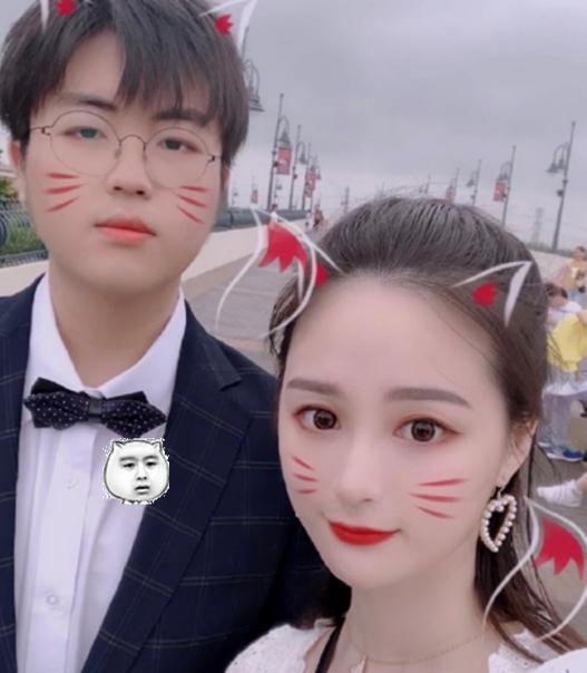 严君泽翻出姿态旧照，姿态连说这张照片太经典，却被吐槽真恶心！