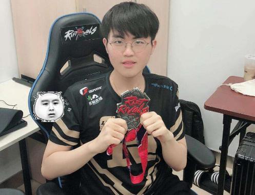 严君泽翻出姿态旧照，姿态连说这张照片太经典，却被吐槽真恶心！