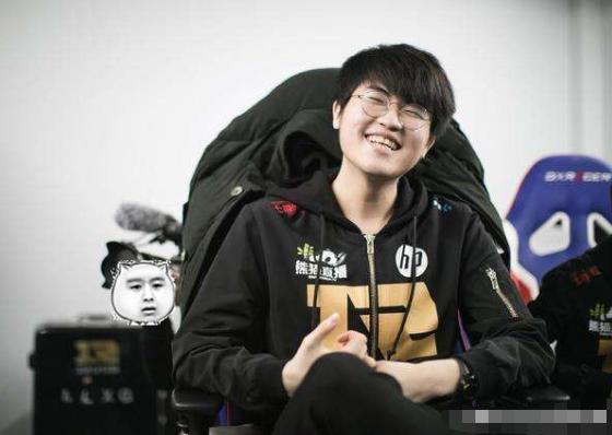 严君泽翻出姿态旧照，姿态连说这张照片太经典，却被吐槽真恶心！