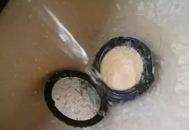 泰国又现网红“断货王”,被称“橡皮擦”,3次皮肤白的堪比换脸