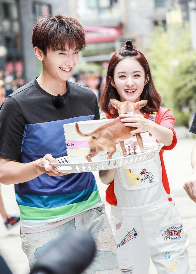 丸子头的赵丽颖简直太美了，网友：语言不能描述表情包来凑