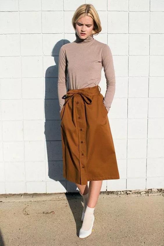 今年大火的焦糖色是什么色？如何搭配比较好看？