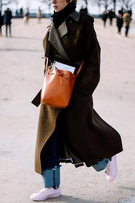 今年大火的焦糖色是什么色？如何搭配比较好看？