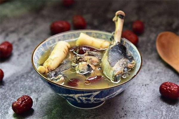 乌鸡汤用什么锅炖最好 乌鸡汤可以补血吗 乌鸡汤用什么锅炖最好 乌鸡汤可以补血吗