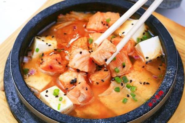 三文鱼豆腐汤的做法 三文鱼豆腐汤怎么做好吃 三文鱼豆腐汤的做法 三文鱼豆腐汤怎么做好吃