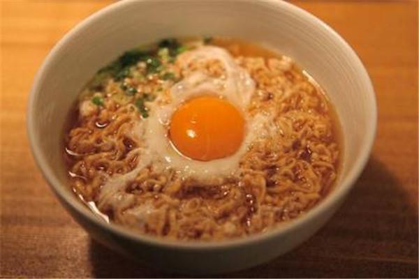 泡面一个月可以吃几次 泡面建议还是少吃为好 泡面一个月可以吃几次 泡面建议还是少吃为好