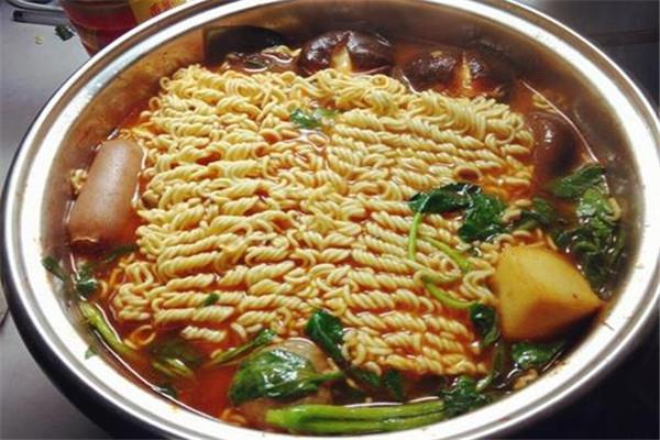 泡面一个月可以吃几次 泡面建议还是少吃为好 泡面一个月可以吃几次 泡面建议还是少吃为好