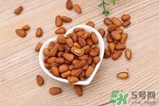 松子和牛奶能一起吃吗?一起吃的话有什么好处 松子和牛奶能一起吃吗?一起吃的话有什么好处