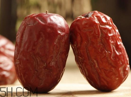 椰枣和红枣哪个营养好?枣椰和椰枣有区别吗 椰枣和红枣哪个营养好?枣椰和椰枣有区别吗