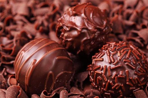 巧克力有保质期限多长 巧克力放冰箱里可以吗 巧克力有保质期限多长 巧克力放冰箱里可以吗