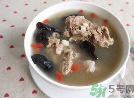 排骨汤可以放当归吗?排骨汤加当归的功效与作用 排骨汤可以放当归吗?排骨汤加当归的功效与作用