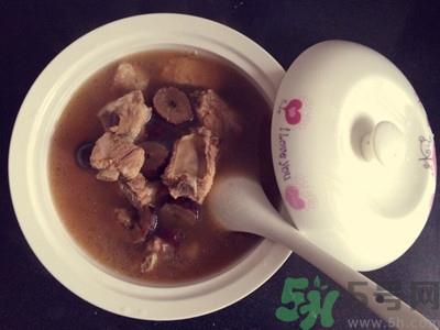 排骨汤可以放当归吗?排骨汤加当归的功效与作用 排骨汤可以放当归吗?排骨汤加当归的功效与作用