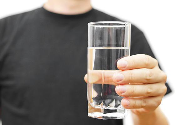 早上喝冰水对身体好吗 早上喝水要注意什么 早上喝冰水对身体好吗 早上喝水要注意什么