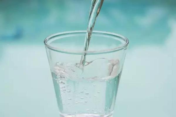 早上喝冰水对身体好吗 早上喝水要注意什么 早上喝冰水对身体好吗 早上喝水要注意什么