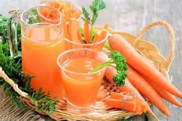 榨胡萝卜汁要加水吗 胡萝卜汁是喝生的吗 榨胡萝卜汁要加水吗 胡萝卜汁是喝生的吗