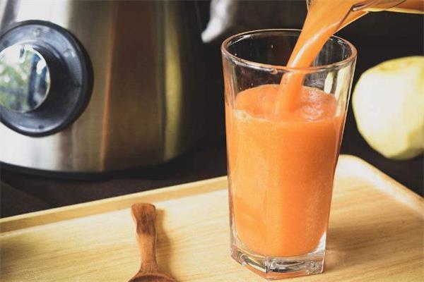 榨胡萝卜汁要加水吗 胡萝卜汁是喝生的吗 榨胡萝卜汁要加水吗 胡萝卜汁是喝生的吗