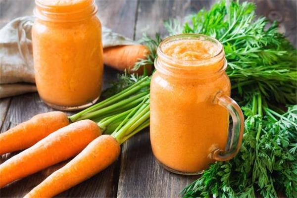 榨胡萝卜汁要加水吗 胡萝卜汁是喝生的吗 榨胡萝卜汁要加水吗 胡萝卜汁是喝生的吗