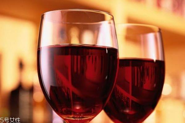 红酒兑雪碧容易醉吗 红酒为什么不能兑雪碧 红酒兑雪碧容易醉吗 红酒为什么不能兑雪碧