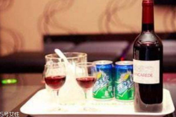 红酒兑雪碧容易醉吗 红酒为什么不能兑雪碧 红酒兑雪碧容易醉吗 红酒为什么不能兑雪碧