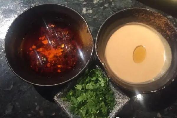 麻酱碟怎么打 麻酱蘸料用水调好还是油调好 麻酱碟怎么打 麻酱蘸料用水调好还是油调好