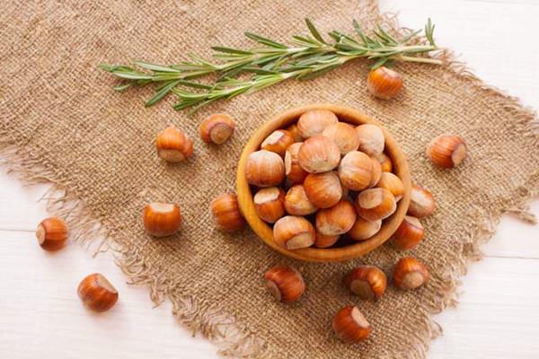 榛子能和螃蟹一起吃吗 榛子能和鸡蛋一起吃吗 榛子能和螃蟹一起吃吗 榛子能和鸡蛋一起吃吗