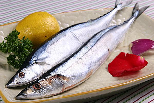 秋刀鱼有毒吗 秋刀鱼解冻后有点烂的肉能吃吗 秋刀鱼有毒吗 秋刀鱼解冻后有点烂的肉能吃吗
