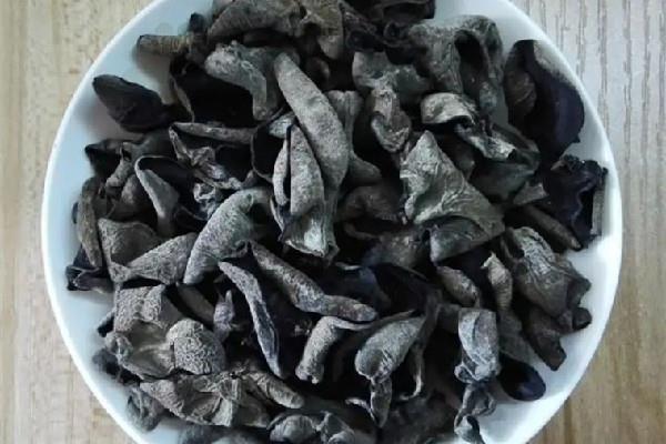 干木耳有霉味还能吃吗 干木耳有刺鼻的味道怎么回事 干木耳有霉味还能吃吗 干木耳有刺鼻的味道怎么回事