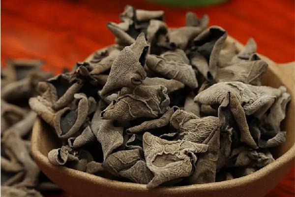 干木耳有霉味还能吃吗 干木耳有刺鼻的味道怎么回事 干木耳有霉味还能吃吗 干木耳有刺鼻的味道怎么回事