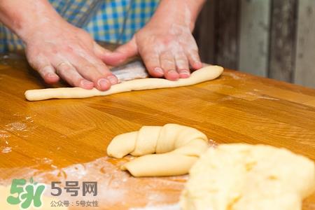 面团有气泡怎么回事?发酵的面团怎么排气 面团有气泡怎么回事?发酵的面团怎么排气