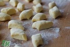 面团有气泡怎么回事?发酵的面团怎么排气 面团有气泡怎么回事?发酵的面团怎么排气