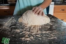 面团有气泡怎么回事?发酵的面团怎么排气 面团有气泡怎么回事?发酵的面团怎么排气