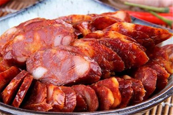 一斤香肠放多少盐合适 灌香肠盐和肉的比例是多少 一斤香肠放多少盐合适 灌香肠盐和肉的比例是多少