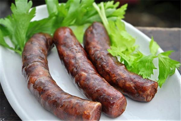 一斤香肠放多少盐合适 灌香肠盐和肉的比例是多少 一斤香肠放多少盐合适 灌香肠盐和肉的比例是多少