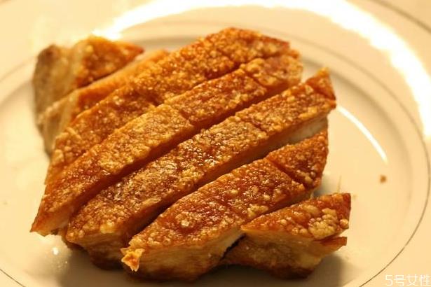 脆皮五花肉为什么刷白醋 脆皮五花肉爆皮技巧 脆皮五花肉为什么刷白醋 脆皮五花肉爆皮技巧