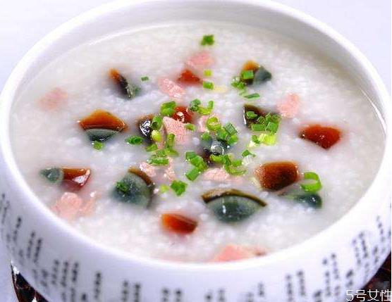 皮蛋瘦肉粥放姜丝吗 做皮蛋瘦肉粥必须放姜吗 皮蛋瘦肉粥放姜丝吗 做皮蛋瘦肉粥必须放姜吗