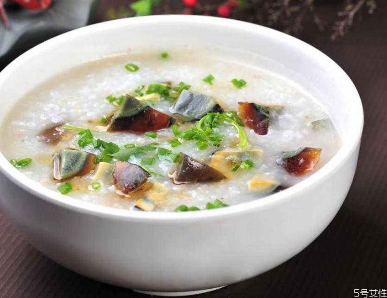 皮蛋瘦肉粥放姜丝吗 做皮蛋瘦肉粥必须放姜吗 皮蛋瘦肉粥放姜丝吗 做皮蛋瘦肉粥必须放姜吗