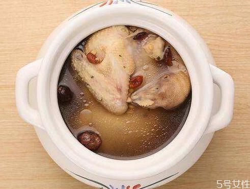 乳鸽汤用什么材料煲好 乳鸽汤的功效与作用 乳鸽汤用什么材料煲好 乳鸽汤的功效与作用