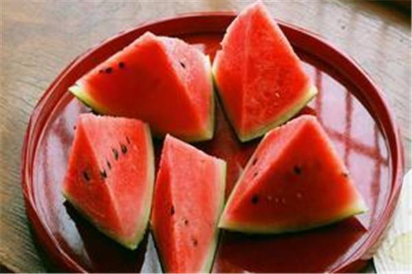 西瓜坏了一点能吃吗 西瓜只坏了一点点能吃吗 西瓜坏了一点能吃吗 西瓜只坏了一点点能吃吗