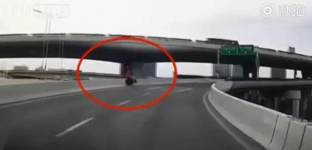 触目惊心！摩托车违规上高架，骑手高空坠落不幸身亡……