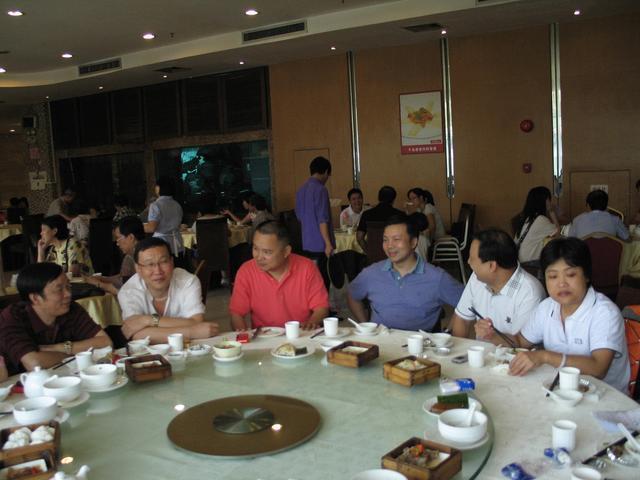 同学聚餐，上个洗手间后全走完了，店老板送一席话：太年轻