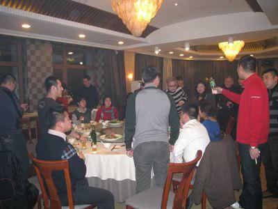 同学聚餐，上个洗手间后全走完了，店老板送一席话：太年轻